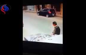 بالفيديو.. لص يسرق بطارية سيارة أمام المارة ويستوقف تاكسي للفرار