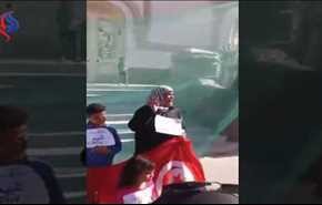 بالفيديو... سيدة عربية تعرض أبناءها للبيع!!