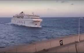 بالفيديو.. حادث مروع لسفينة على متنها 140 راكبا تصطدم بجدار ميناء