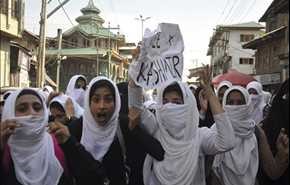 الطلاب يواصلون الاحتجاجات في كشمير