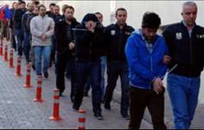 اعتقال نحو ألف شخص في تركيا للاشتباه بالانتماء لـ 