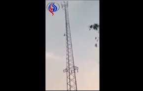 فيديو يوثق لحظة وفاة طفل سقط من أعلى برج كهرباء