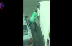 بالفيديو.. رد فعل رجل اكتشف لصا لحظة سرقة سيارته