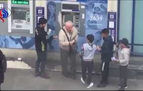 بالفيديو... عجوز يطارد عصابة أطفال حاولت سرقته
