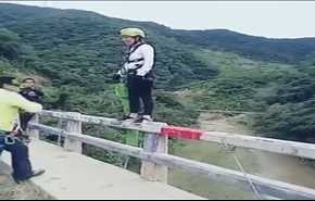 بالفيديو.. نهاية مؤلمة لفتاة قفزت من أعلى جسر