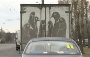 بالفيديو: فنان روسي يرسم لوحاته على السيارات الوسخة!