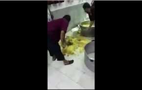 بالفيديو.. عمال يعيدون تعبئة الأرز الملقى على الأرض لبيعه للزبائن