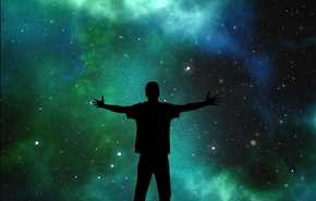 عالم فيزياء فلكية بريطاني يؤمن “أخيراً” أن الله هو خالق الكون!