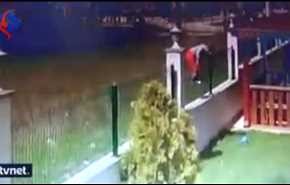 بالفيديو.. طفل حاول الهروب من منزل أسرته، لكن المفاجأة كانت كالصاعقة!