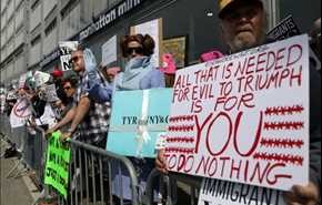 المتظاهرون تحية دونالد ترامب