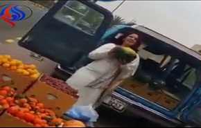 شاهد كويتية تتسبب في أزمة مرورية خانقة بسبب البطيخ