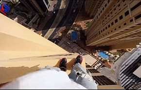 بالفيديو.. رجل يسقط من ارتفاع شاهق وزملاؤه يتفرجون