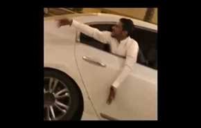 شاهد: فيديو تحرش بفتاة سعودية أمام مركز تسوق يثير جدلاً في المملكة!