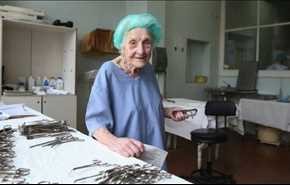 بالفيديو.. أكبر جراحة في العالم عمرها 90 عاما وتواصل عملها!
