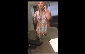 بالفيديو.. موظفو بنك أميركي يهينون مسلمة ويطلبون خلع حجابها