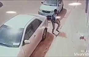 بالفيديو.. لحظة سرقة لصوص كيلوي ذهب من سعودي بأحد شوارع الرياض