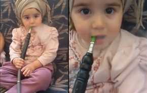 فيديو صادم .. طفلة عربية تدخن الأرجيلة وأمها تصور!