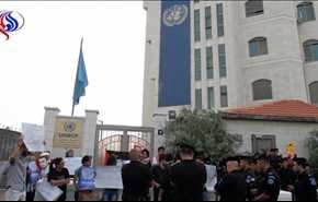 فيديو: أهالي الأسرى المضربين يغلقون مقر الأمم المتحدة برام الله