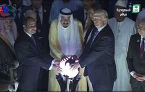 بالفيديو: ترامب يلقي كرة النار في احضان المجتمعين معه في الرياض..اليكم التفاصيل
