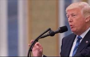 بالفيديو: شخير وزير التجارة الأميركي يملأ المكان خلال كلمة ترامب!
