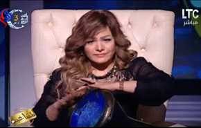 بالفيديو... مذيعة مصرية ترد على منتقديها بالطبل على الهواء!