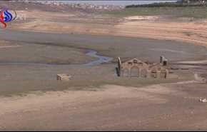 بالصور... اكتشاف مبنى أثري في قاع بحيرة الرستن بعد انحسار مياهها