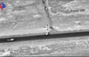 شاهد بالفيديو.. روسيا تقصف ممرات خروج داعش من الرقة إلى تدمر