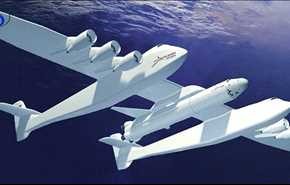 شاهد..خروج أكبر طائرة نقل في العالم من مرآبها