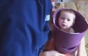 بالفيديو.. رجال الإطفاء ينقذون طفلا علق رأسه بالمرحاض
