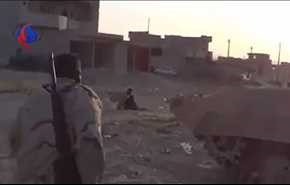لحظۀ نجات یک زن به دست سرباز عراقی +ویدیو