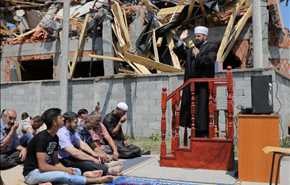 مجموعة من المصلين يقيمون الصلاة جانب مسجد تم هدمه في بلغراد