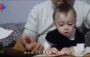 فيديو.. طفل يقلد جده بقراءة القرأن والدعاء
