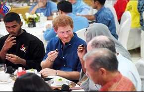 بالصور..السر وراء إفطار الأمير هاري مع الصائمين في سنغافورة