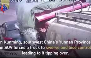 بالفيديو... لقطات مروعة لشاحنة ضخمة تنقلب على سيارة