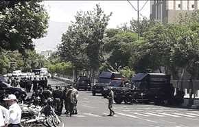 بالفيديو ..دوي رصاص وانتشار كثيف لقوات الامن بمحيط البرلمان الايراني