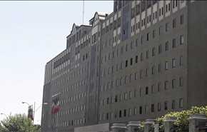 صورة .. قوات الامن الايرانية تنقذ طفلا علق داخل البرلمان