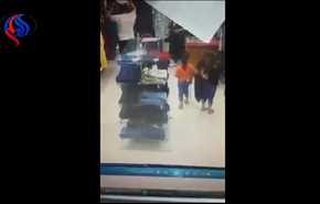 بالفيديو..طفلة تسرق محل ملابس بمساعدة شقيقتها الصغيرة