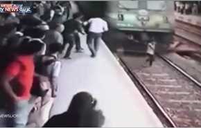 ویدیو ... نجات معجزه آسای دختری که قطار از روی او رد شد