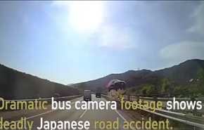 فيديو مروع: سيارة تطير وتصطدم واجهة حافلة ركاب !
