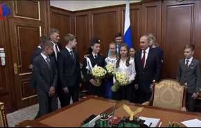 شاهد بالفيديو..بوتين يصطحب تلاميذ بجولة في الكرملين