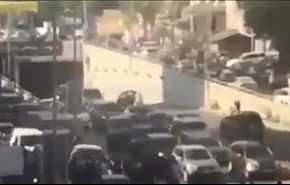 بالفيديو: مسؤول لبناني يخوض حراسه معركة في بيروت لتسهيل مروره!