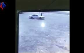 بالفيديو... رد فعل مفاجئ لسيدة اقتحم لص سيارة زوجها لسرقتها