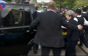 بالفيديو...محتجون يحاولون مهاجمة رئيسة وزراء بريطانيا