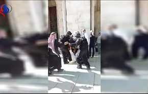 بالفيديو؛ قوات الاحتلال تضرب مصلٍ بالاقصى وتقتحم الباب القبلي بالقوة