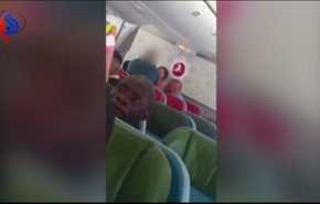فيديو... لقطات صادمة لضابط هجرة يصفع لاجئا على متن طائرة