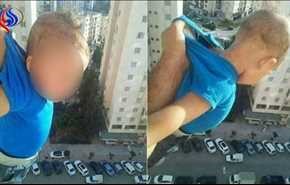 بازداشت مردی که فرزندش را از پنجره آویزان کرد!