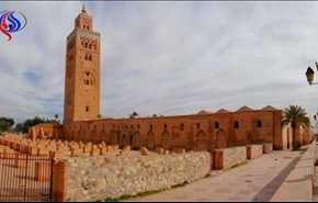مغاربة يرجمون مؤذناً تسبب في إفطارهم قبل آذان المغرب