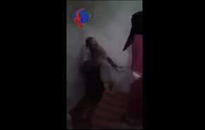 بالفيديو.. امرأة تضرب زوجها ضربا مبرحا بمساعدة أولادها!