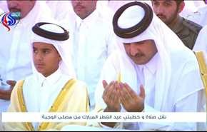 بالصور.. الحزن يسيطر على أمير قطر أثناء أدائه صلاة عيد الفطر