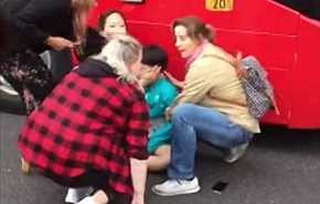 شاهد لحظات مخيفة لعملية انقاذ طفلين من تحت حافلة !!